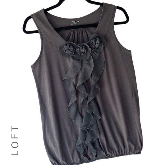 LOFT GRAY RUFFLE FRONT SLEEVELESS TOP FLORAL DETAIL | EXTRA SMALL - Picture 1 of 8